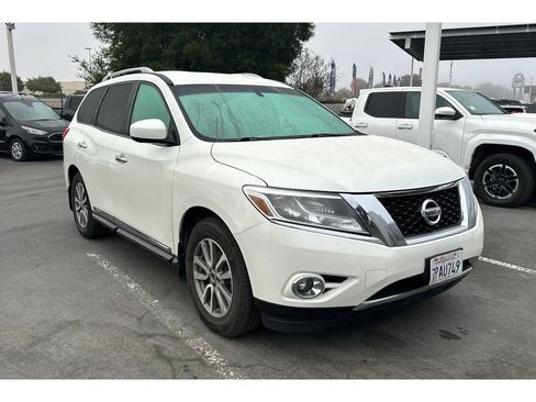 Used 2015 Nissan Pathfinder SL w/ SL Tech Package FWD image 2