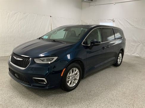 Used 2023 Chrysler Pacifica Touring-L image 2