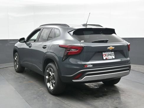 Used 2025 Chevrolet Trax LT w/ LT Convenience Package FWD image 9