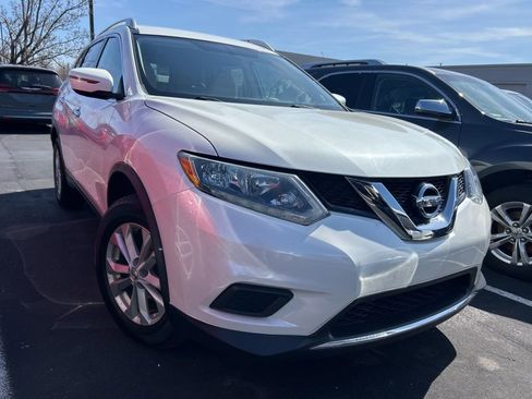 Used 2016 Nissan Rogue SV image 2
