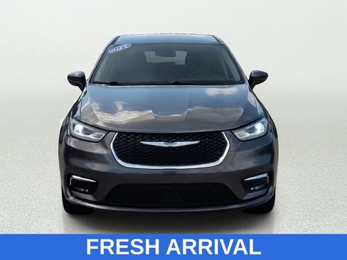 Used 2023 Chrysler Pacifica Touring-L FWD image 2