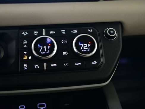 Used 2020 Land Rover Defender 110 SE image 16