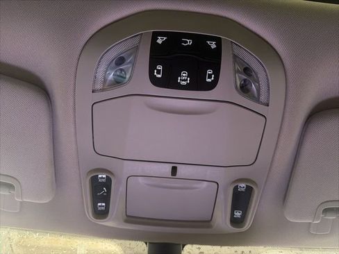 Used 2023 Chrysler Pacifica Limited FWD image 30