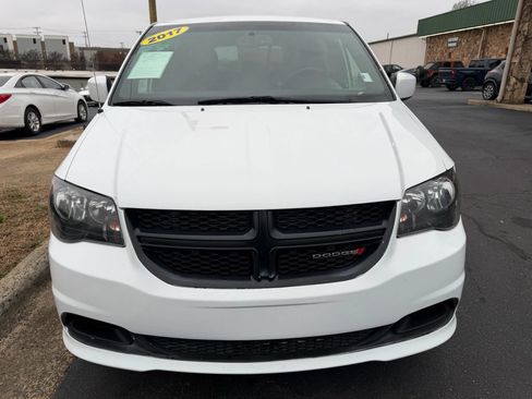 Used 2017 Dodge Grand Caravan SE image 2