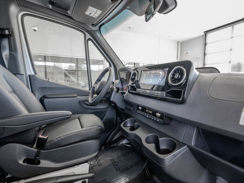 Used 2025 Mercedes-Benz Sprinter 2500 image 17