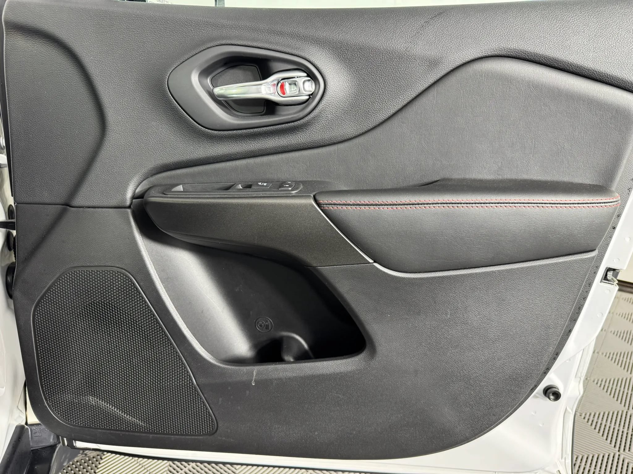 Used 2019 Jeep Cherokee Trailhawk w/ Cold Weather Group AWD/4WD image 38