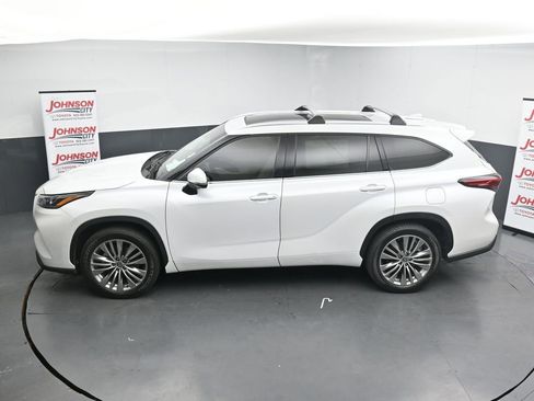 Used 2023 Toyota Highlander Platinum image 13
