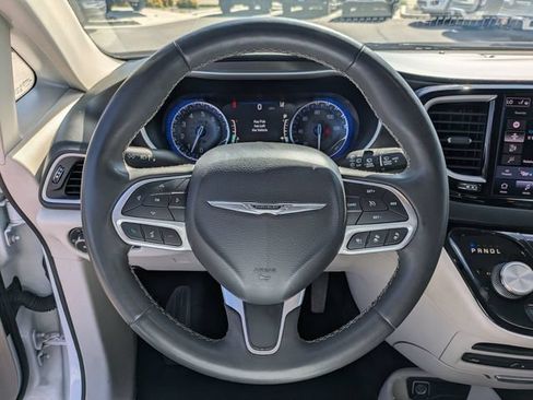 Used 2022 Chrysler Pacifica Touring-L w/ Uconnect Theater Family Group FWD image 14