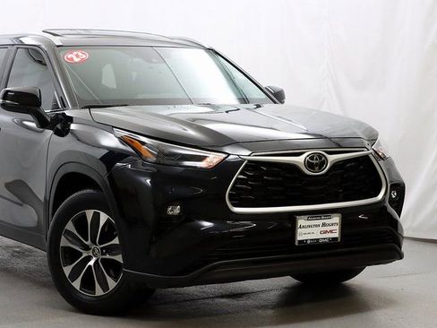 Used 2023 Toyota Highlander XLE image 2