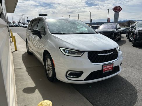 Used 2025 Chrysler Pacifica Select image 3