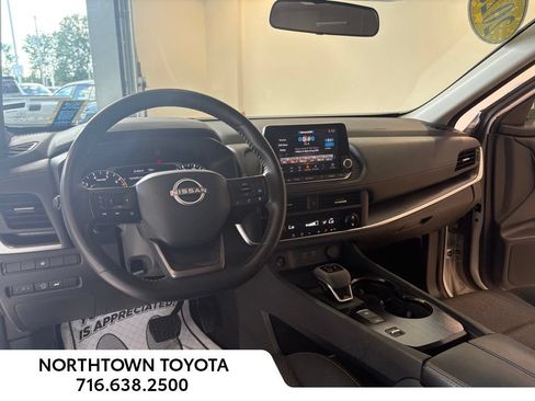 Used 2025 Nissan Rogue SV FWD image 17