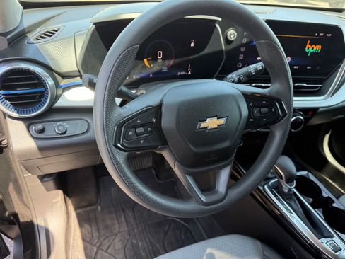Used 2025 Chevrolet Trax LT FWD image 13