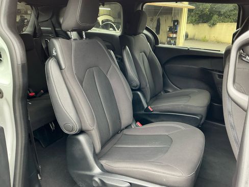 Used 2020 Chrysler Pacifica Touring w/ S Appearance Package image 21