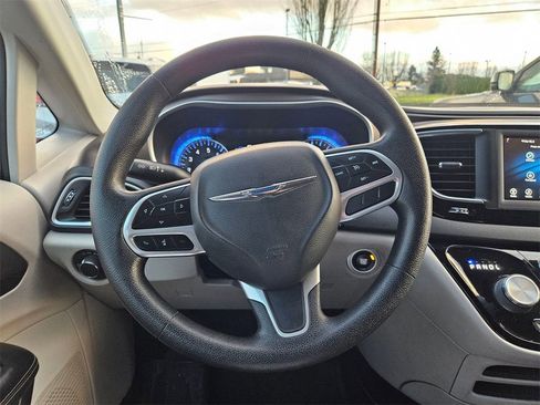 Used 2021 Chrysler Voyager L image 15