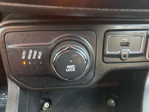 Used 2021 Jeep Renegade Latitude w/ Luxury Group II AWD/4WD image 20