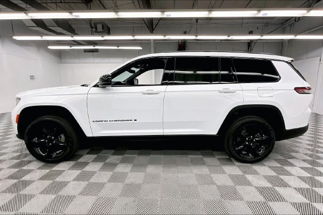 Used 2024 Jeep Grand Cherokee L Limited w/ Black Appearance Package AWD/4WD image 14