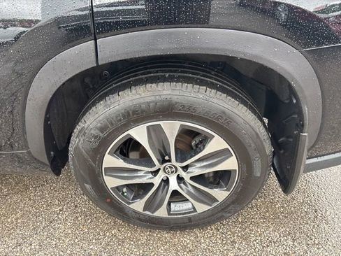 Used 2023 Toyota Highlander XLE AWD/4WD image 5