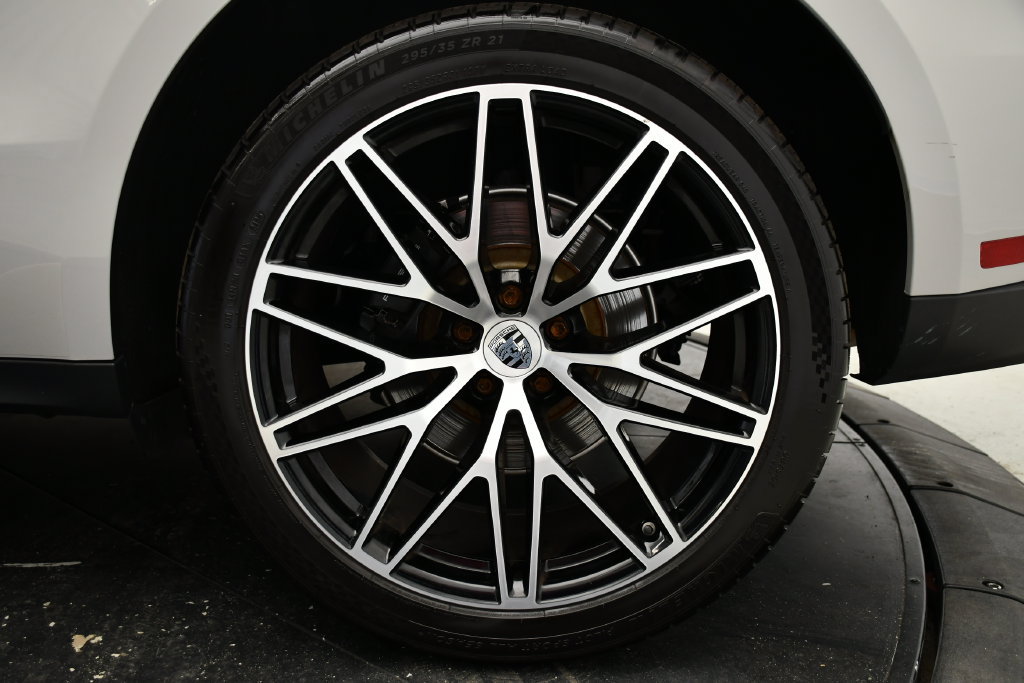 Certified 2024 Porsche Macan AWD/4WD image 14