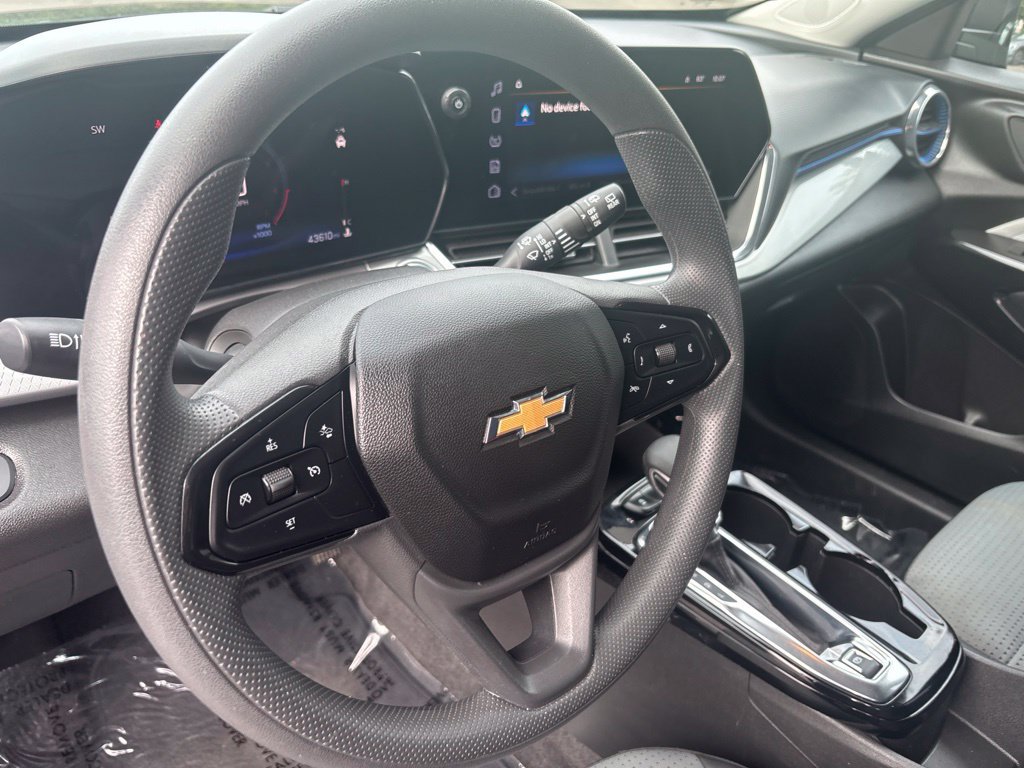 Used 2025 Chevrolet Trax LT FWD image 13