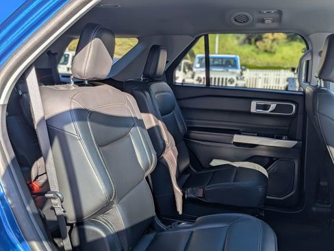 Used 2022 Ford Explorer XLT w/ Equipment Group 202A image 31