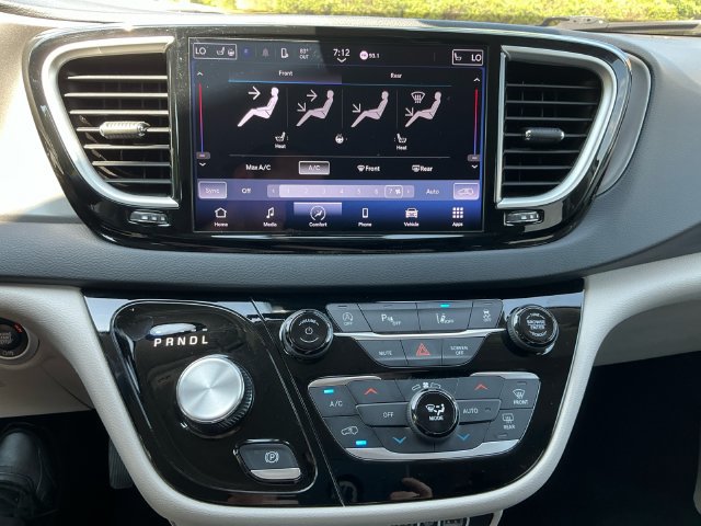 Used 2023 Chrysler Pacifica Touring-L FWD image 23
