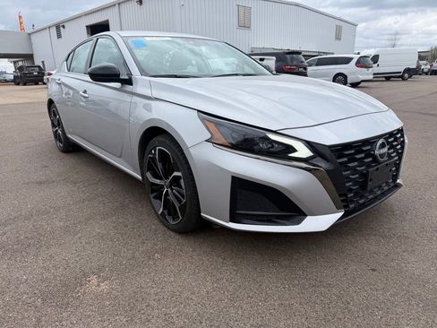 Used 2025 Nissan Altima 2.5 SR image 7