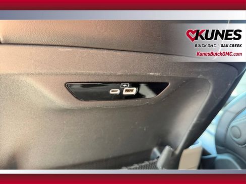 Used 2023 Chrysler Pacifica Touring-L FWD image 34