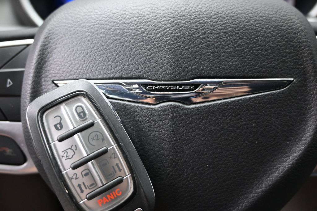 Used 2024 Chrysler Pacifica Touring-L FWD image 43