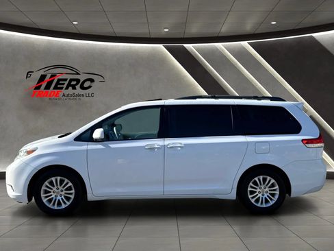 Used 2011 Toyota Sienna XLE w/ XLE Navigation Pkg FWD image 12