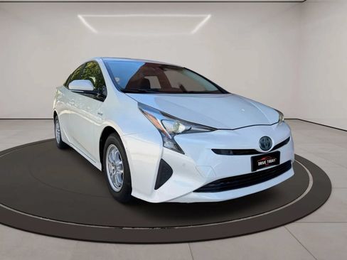 Used 2017 Toyota Prius Four w/ Premium Convenience Package FWD image 2