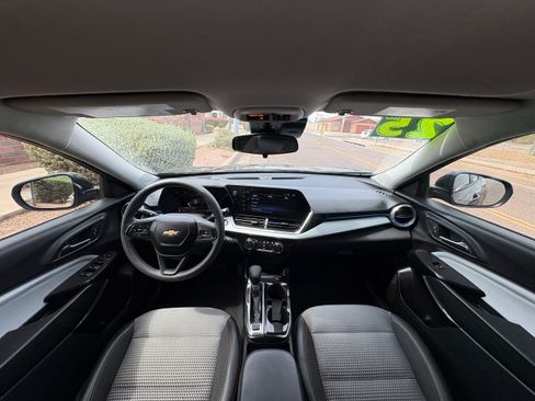 Used 2025 Chevrolet Trax LT FWD image 13