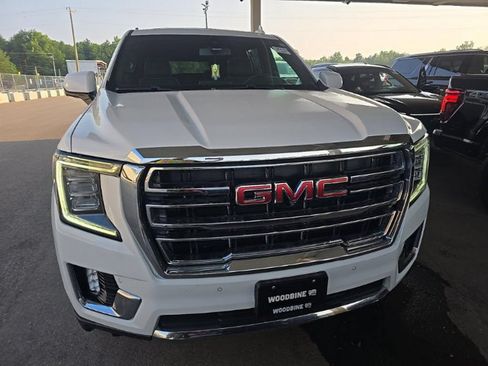 Used 2022 GMC Yukon XL SLT w/ SLT Premium Package AWD/4WD image 3
