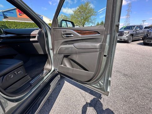 Used 2024 Cadillac Escalade Luxury AWD/4WD image 15