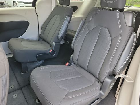 Used 2023 Chrysler Voyager LX FWD image 7