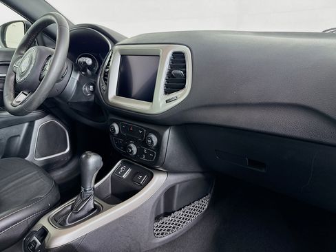 Used 2021 Jeep Compass Latitude image 29