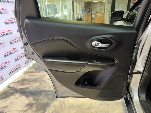 Used 2020 Jeep Cherokee Trailhawk AWD/4WD image 37