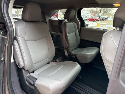 Used 2024 Toyota Sienna XLE image 22