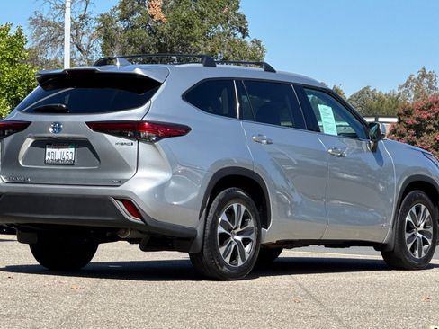 Used 2022 Toyota Highlander XLE AWD/4WD image 9