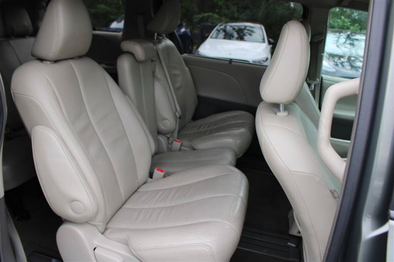 Used 2013 Toyota Sienna XLE FWD image 12