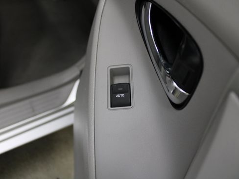 Used 2011 Toyota Camry LE image 24