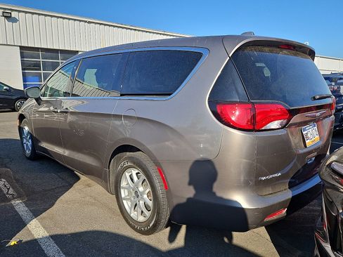 Used 2017 Chrysler Pacifica Touring FWD image 6