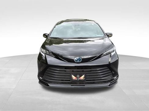 Used 2025 Toyota Sienna XLE Woodland Edition AWD/4WD image 2