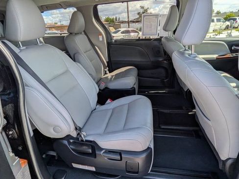 Used 2020 Toyota Sienna Limited w/ Carpet Mat Package FWD image 7