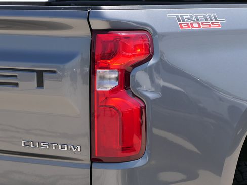 Used 2021 Chevrolet Silverado 1500 Custom Trail Boss w/ LPO, Dark Essentials Package AWD/4WD image 4