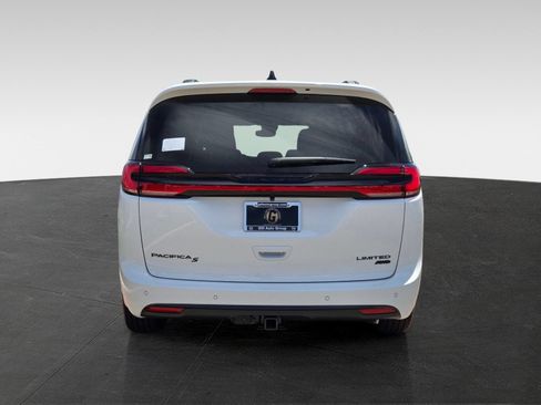 New 2027 Chrysler Pacifica Limited w/ Family Tech Group AWD/4WD image 6