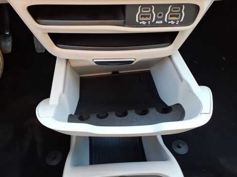 Used 2023 Chrysler Voyager LX image 15