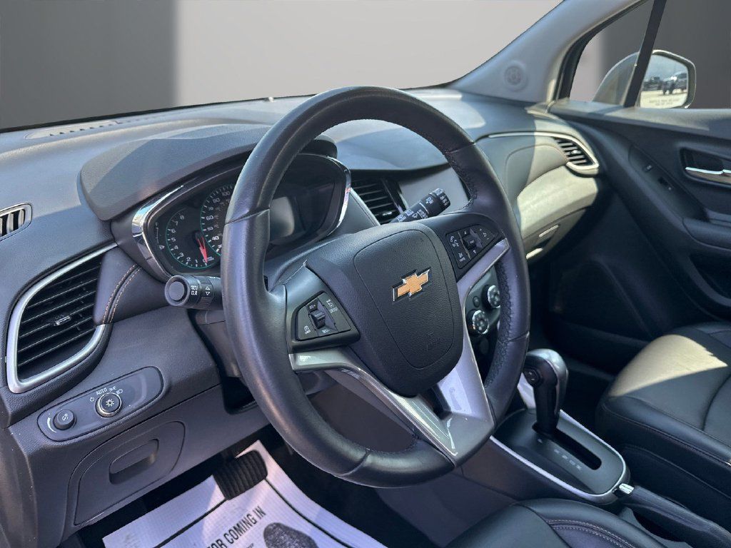 Used 2022 Chevrolet Trax LT w/ Premium Seat Package AWD/4WD image 13