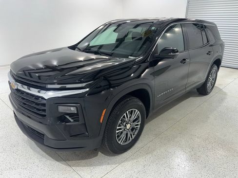 Used 2024 Chevrolet Traverse LS FWD image 1