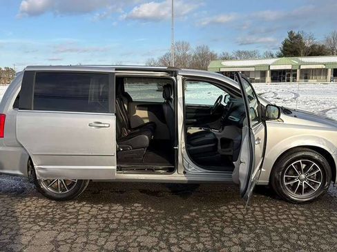 Used 2017 Dodge Grand Caravan SXT image 31