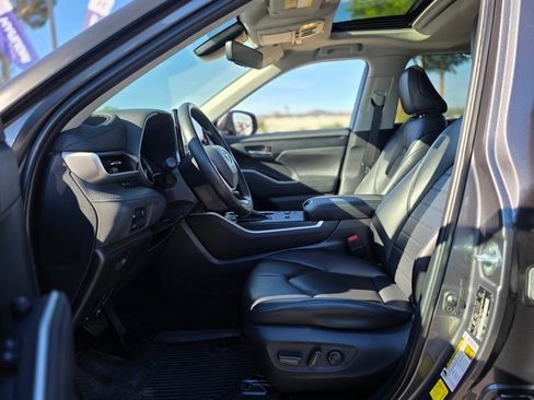 Used 2024 Toyota Highlander XLE image 13